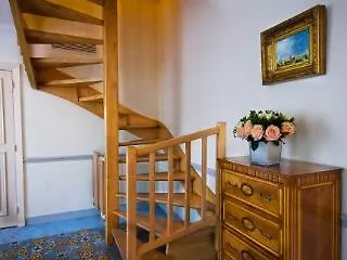 Grand Magenta מלון